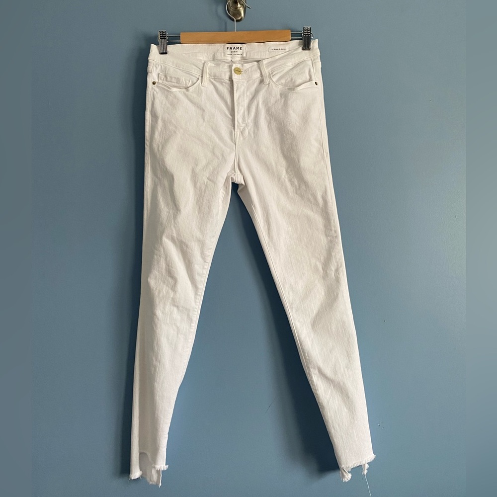 Frame Le Skinny de Jeanne White Jeans with Raw Stagger Hem